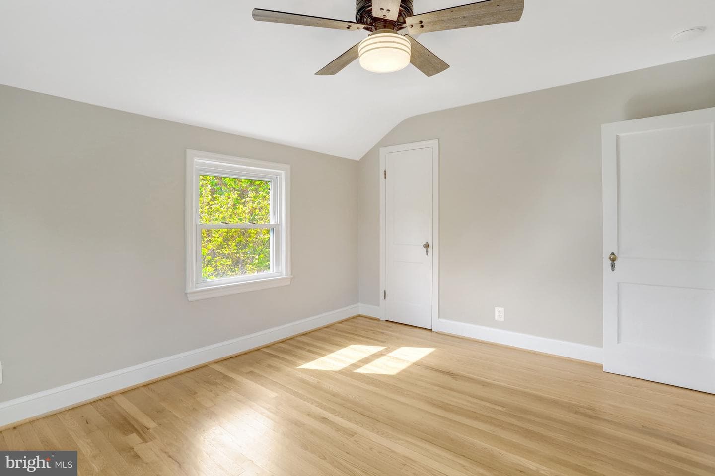 2753 Woodlawn Avenue photo 44