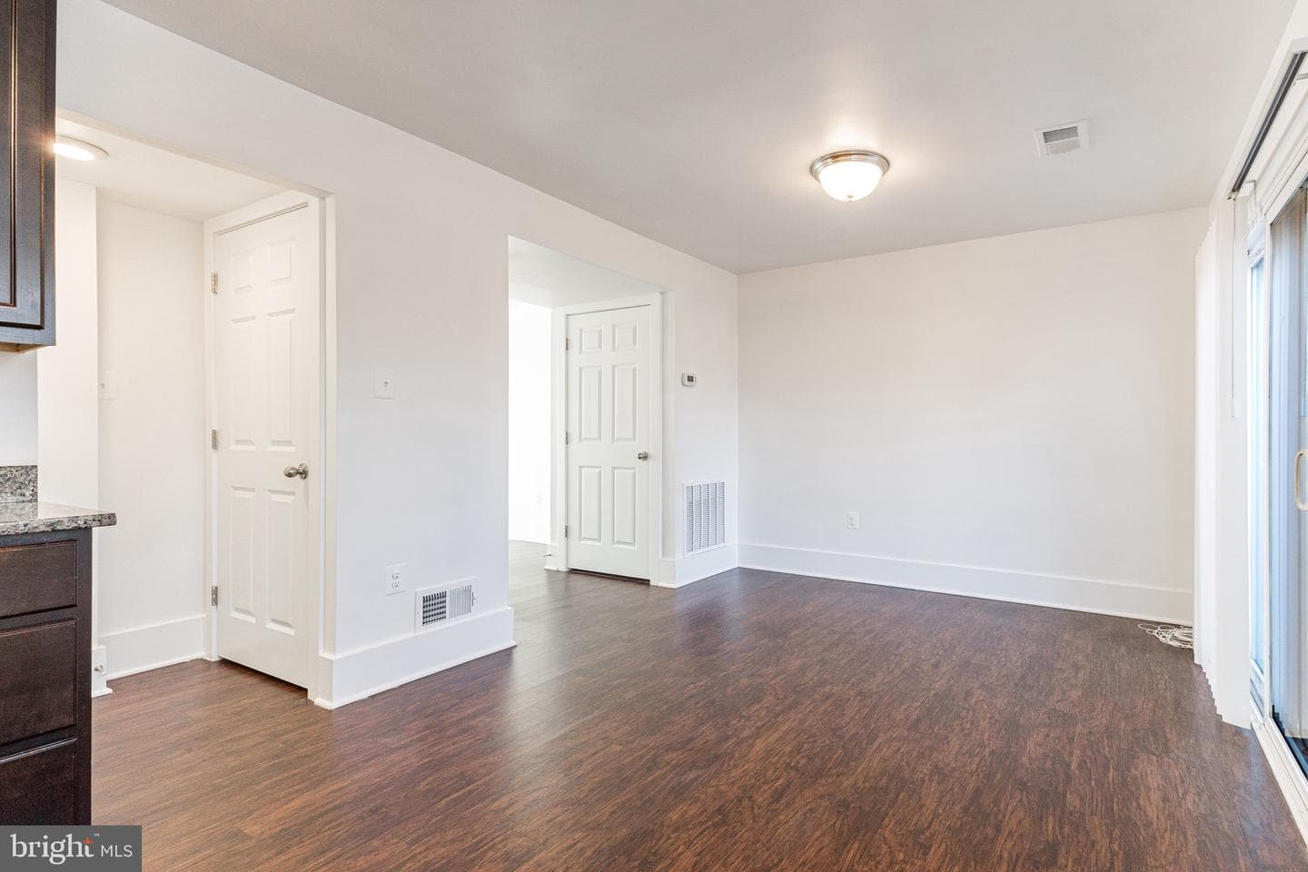 1024 Queens Court photo 12