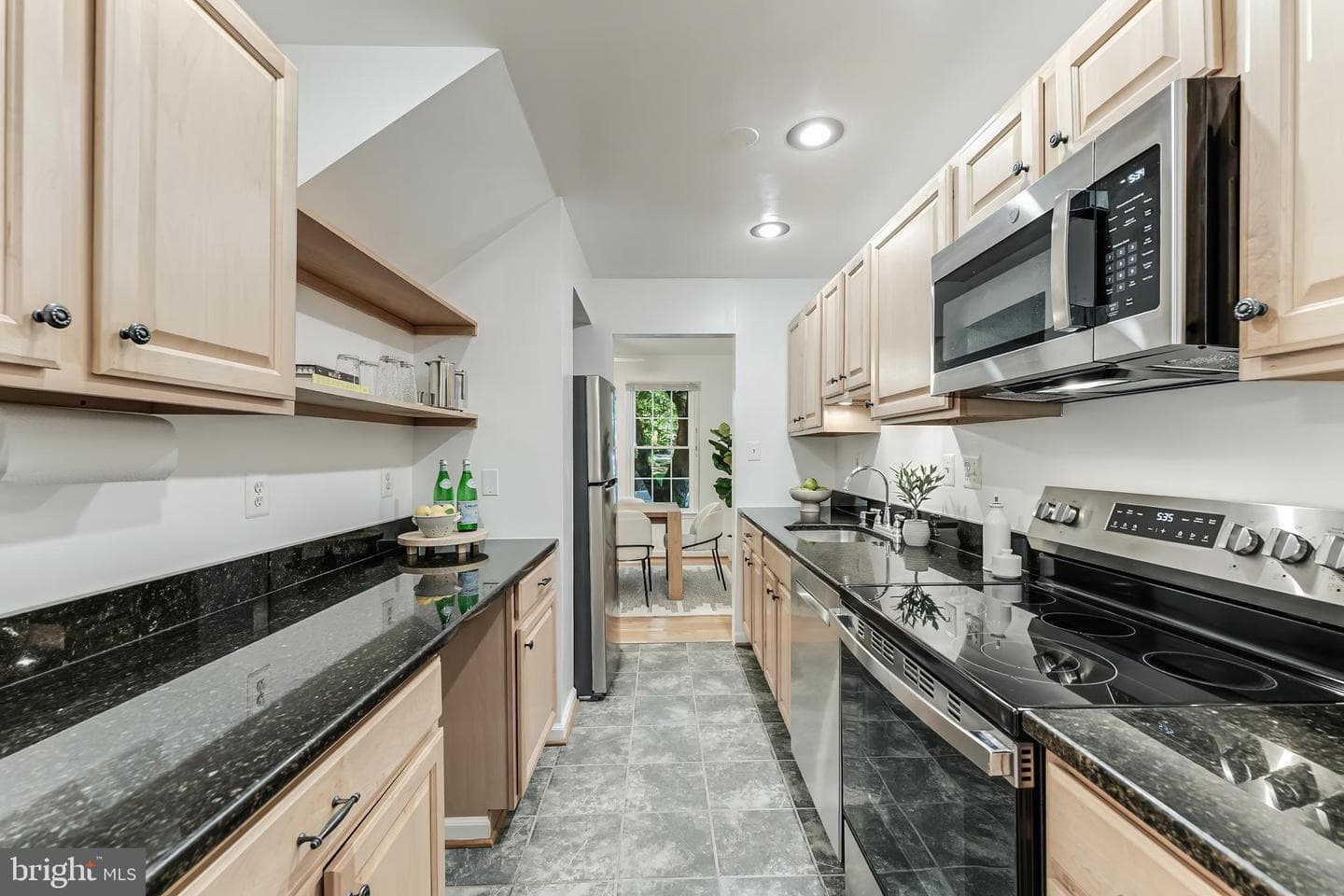 2362 Albot Road photo 6