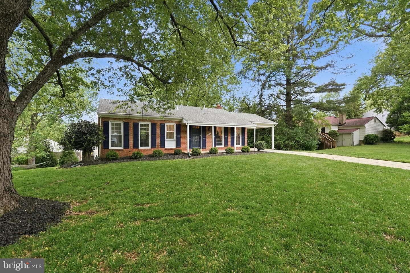 1827 Abbotsford Drive photo 3