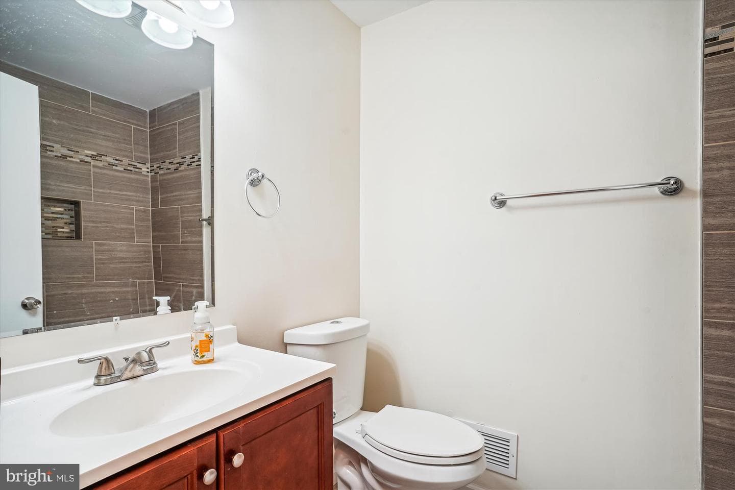 9082 Arlington Boulevard photo 27
