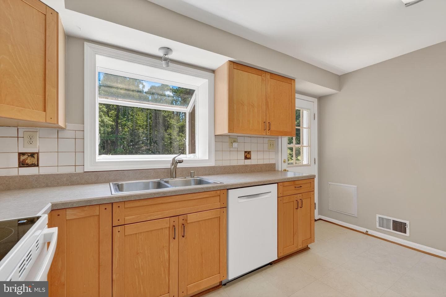 6727 Newington Road photo 16