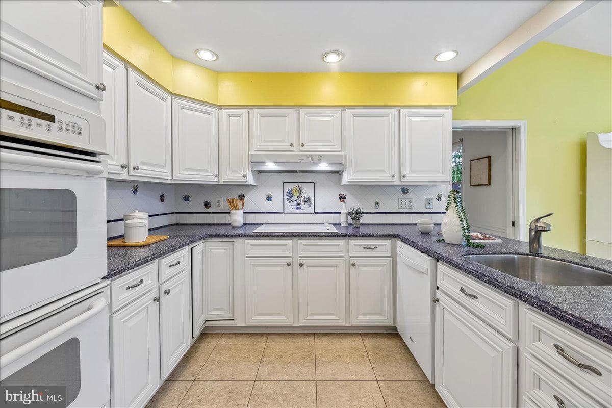 9804 Dansk Court photo 12