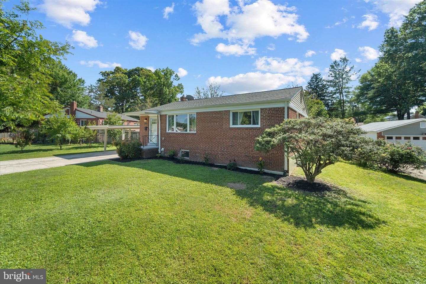 6915 Kingwood Drive photo 2