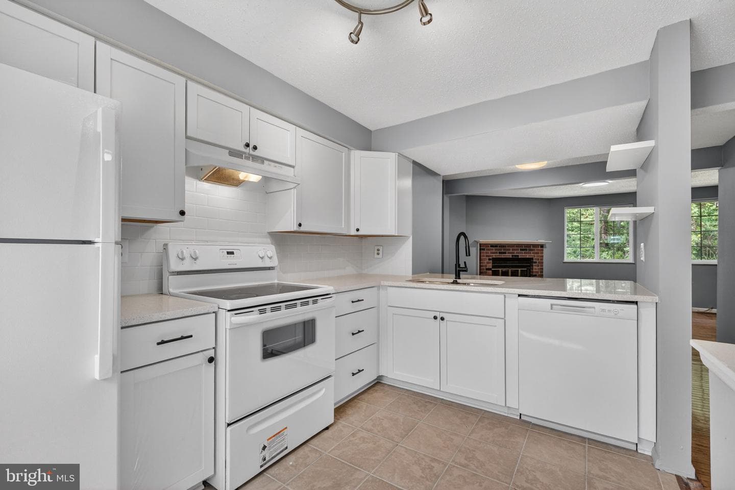 6844 Heatherway Court photo 4