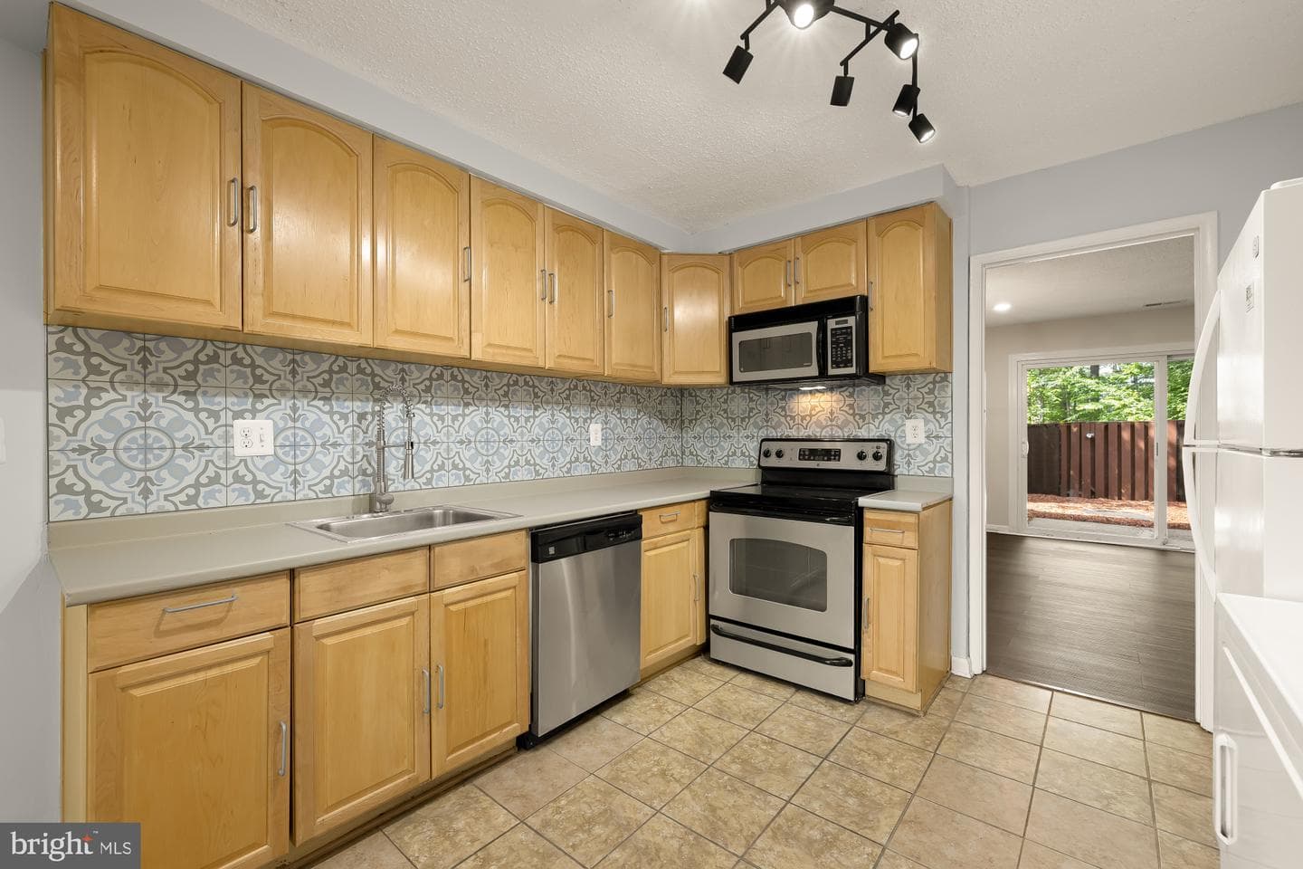 2240 Southgate Square photo 3