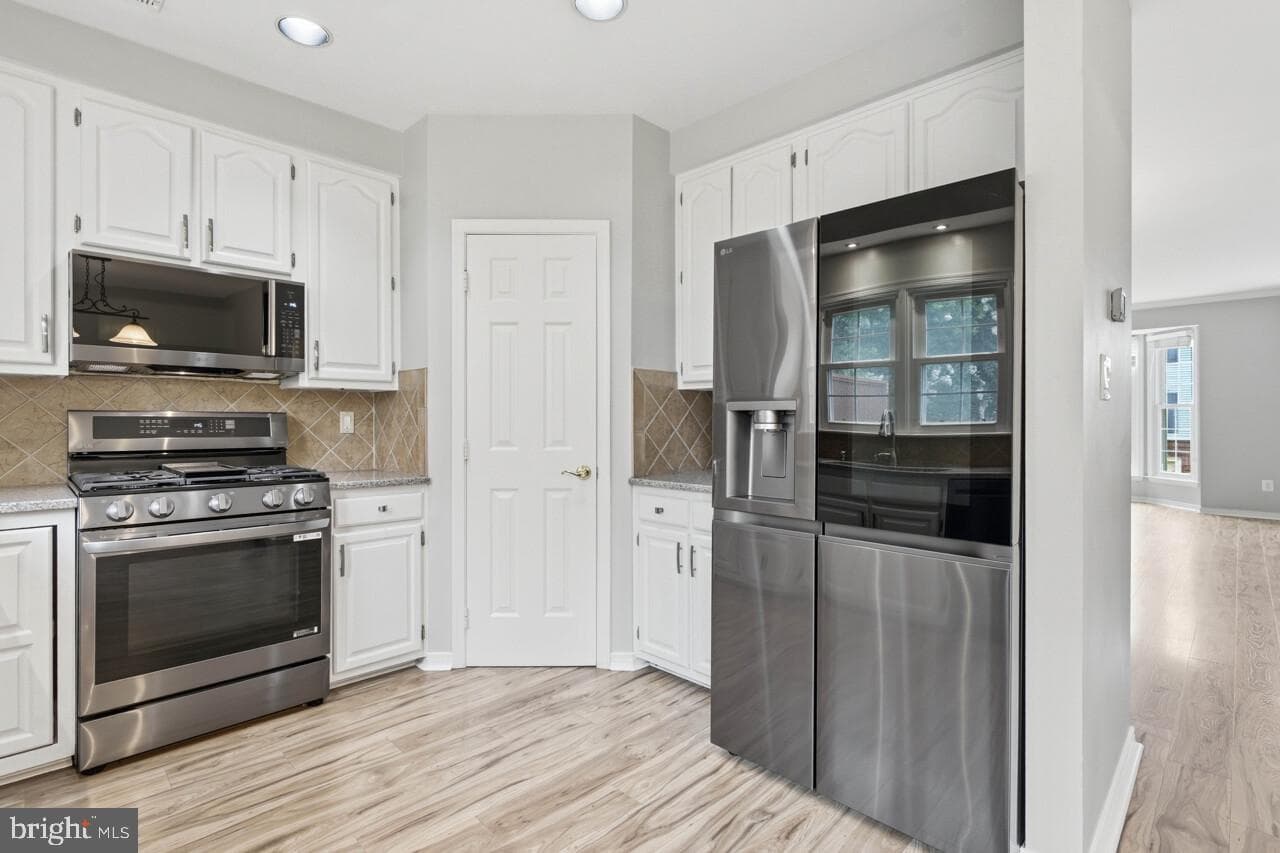 7035 Kings Manor Drive photo 15
