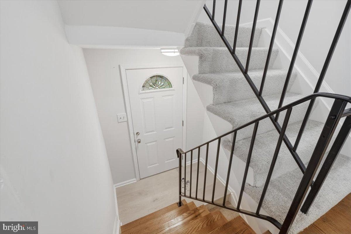 5526 Hollins Lane photo 3