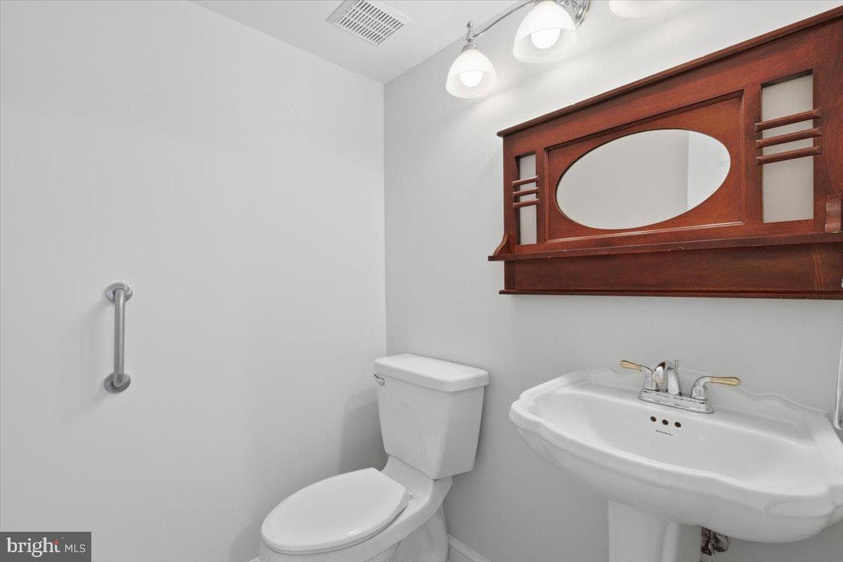5526 Hollins Lane photo 36