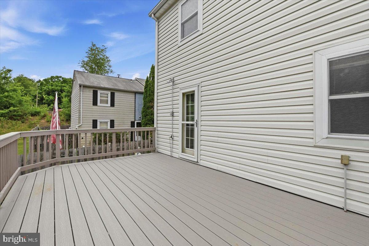 5526 Hollins Lane photo 6