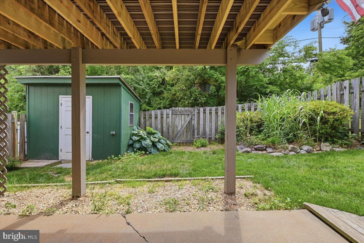 5526 Hollins Lane photo 8