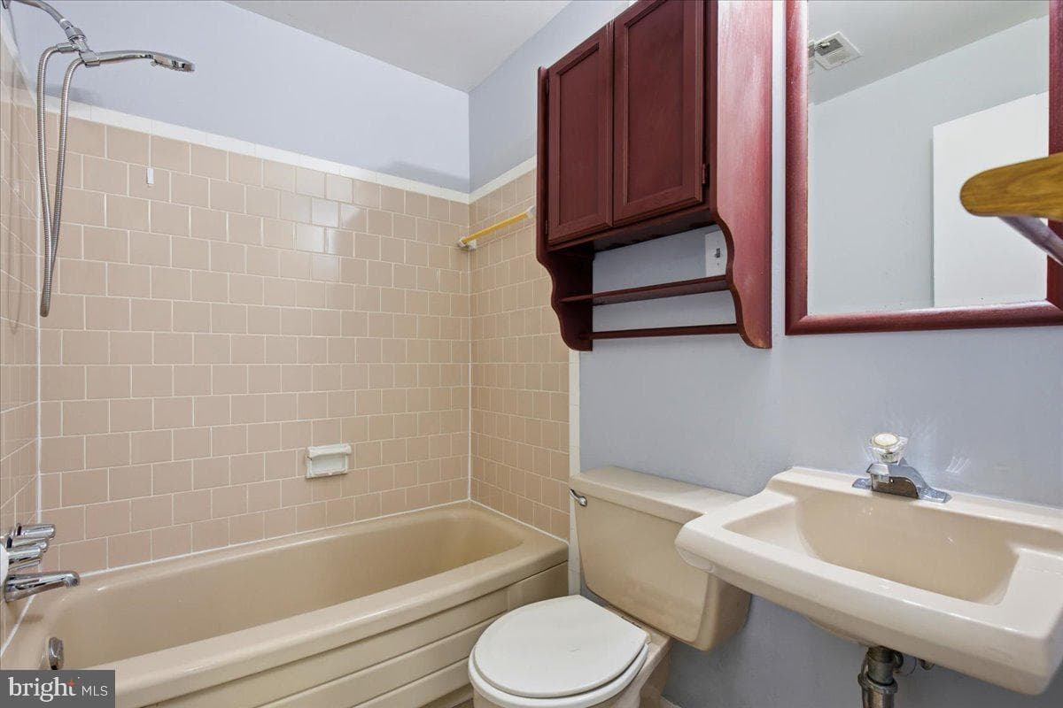 7674 Tiverton Drive photo 24