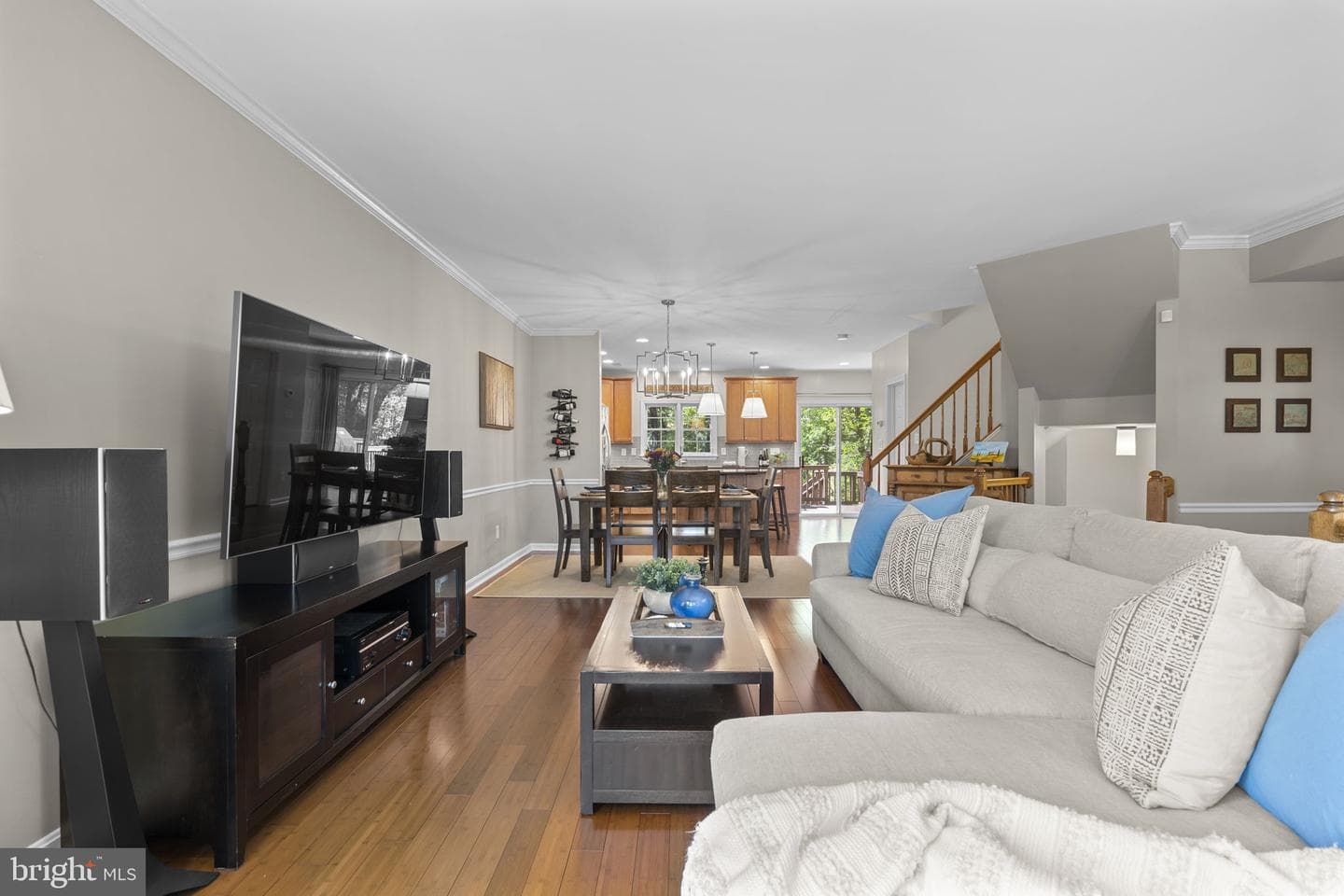 7049 Kings Manor Drive photo 15