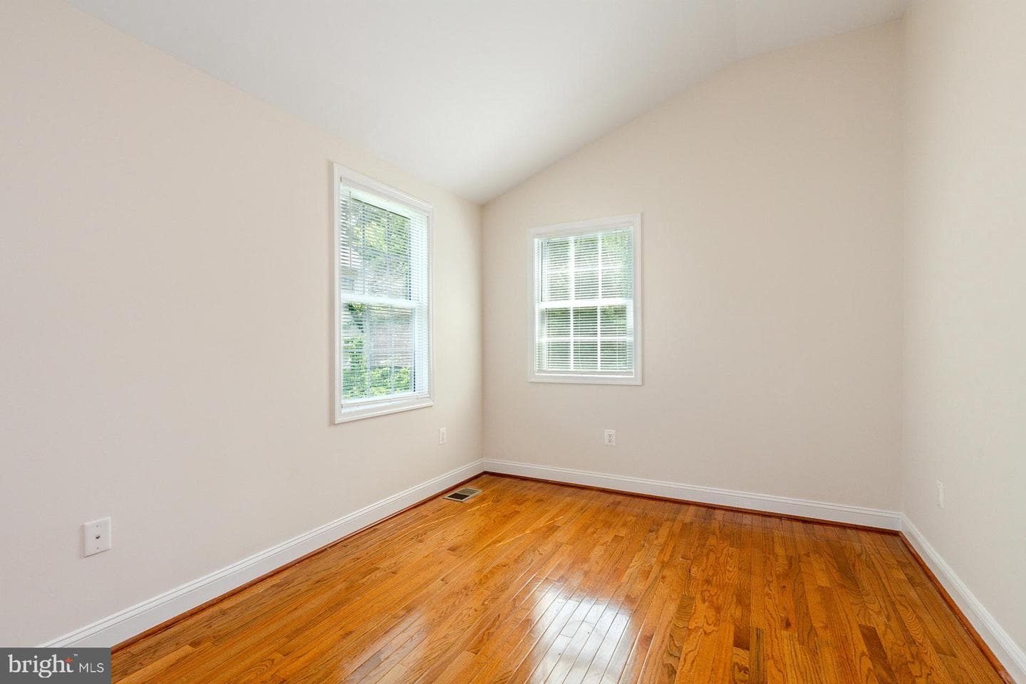 2923 Fairhill Road photo 17