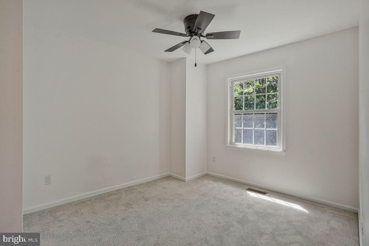 7821 Groveland Square photo 18