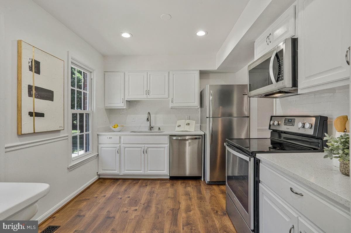 7821 Groveland Square photo 8