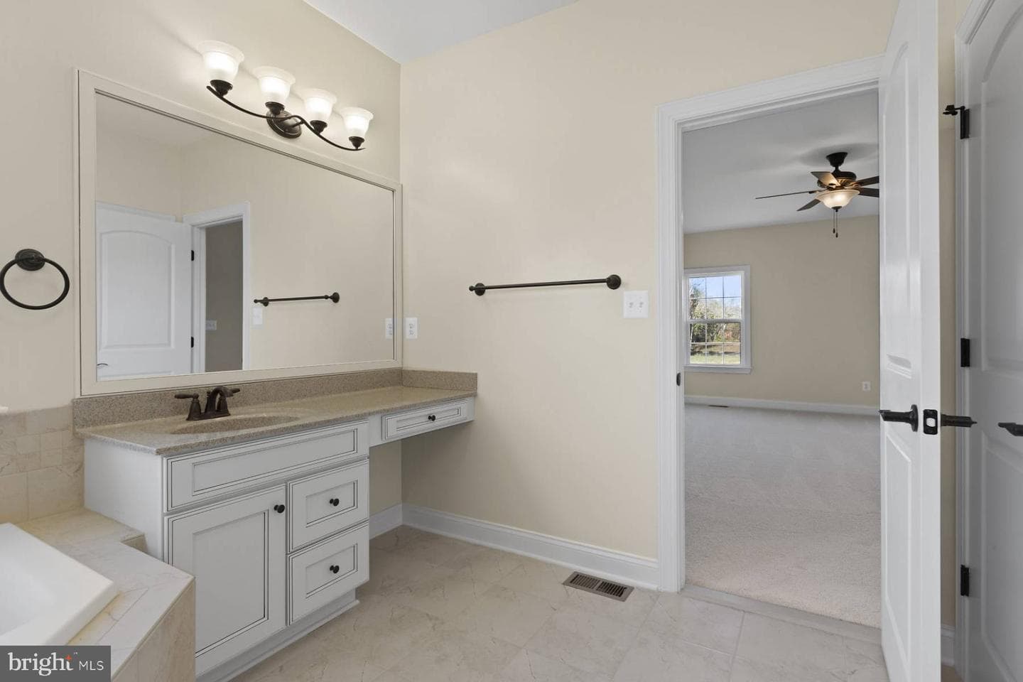 10468 Eisenhower Drive photo 12