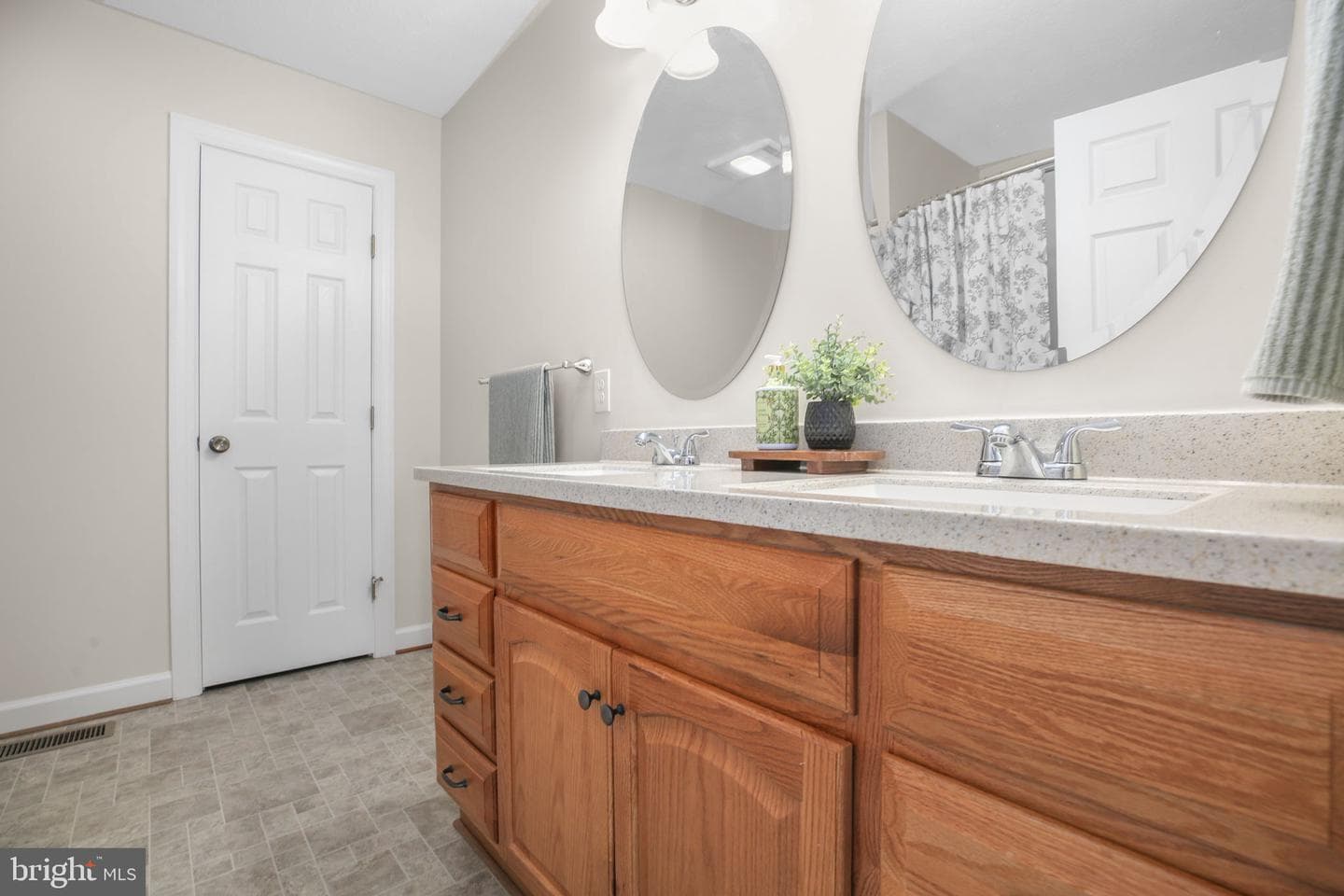 33 Austin Way photo 10