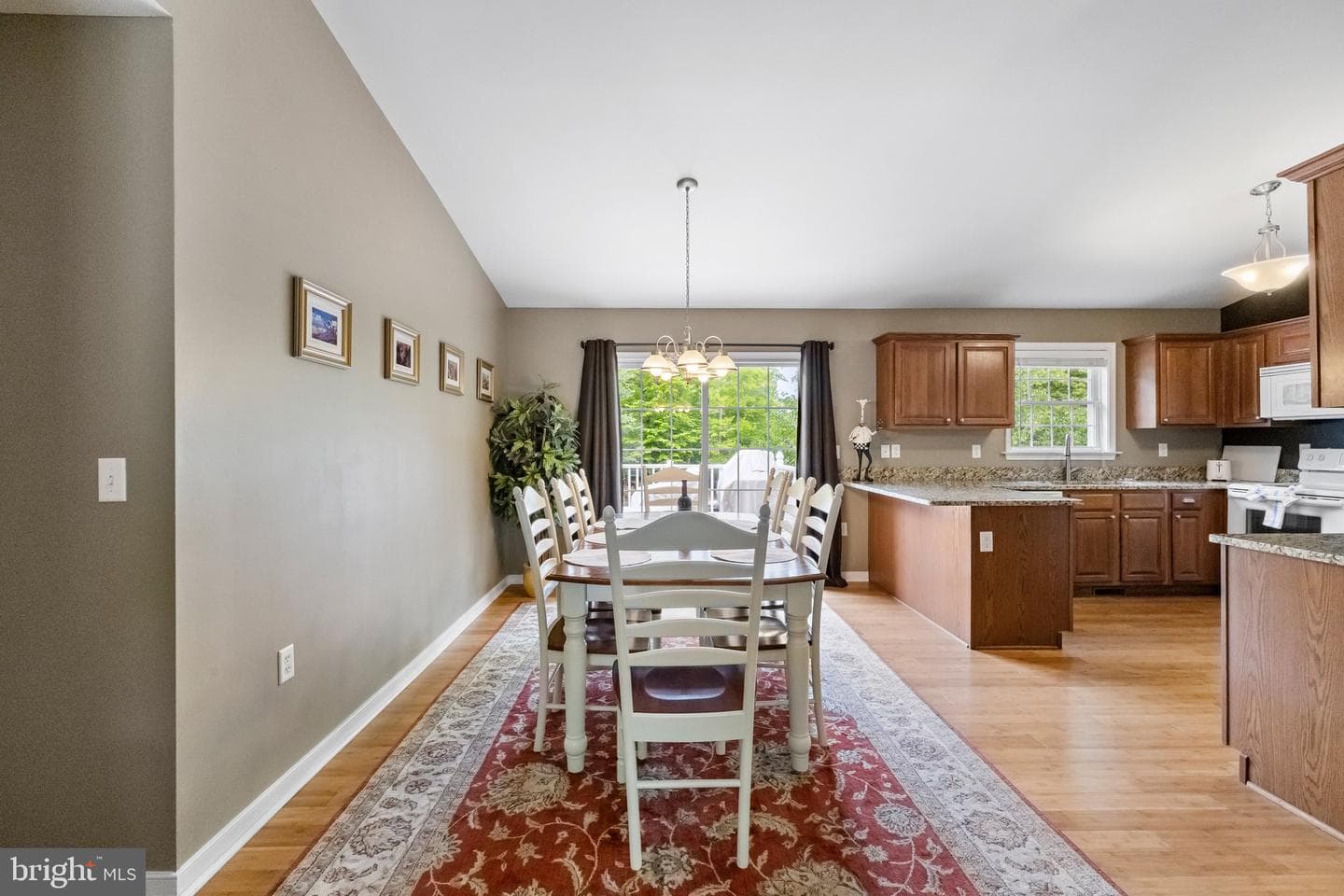 431 Wilson Street photo 8