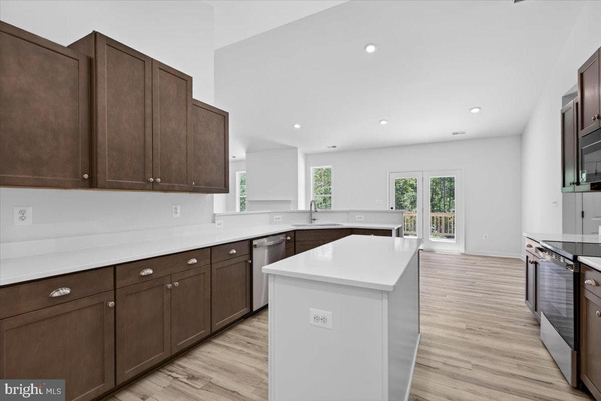 615 Traveller St photo 52
