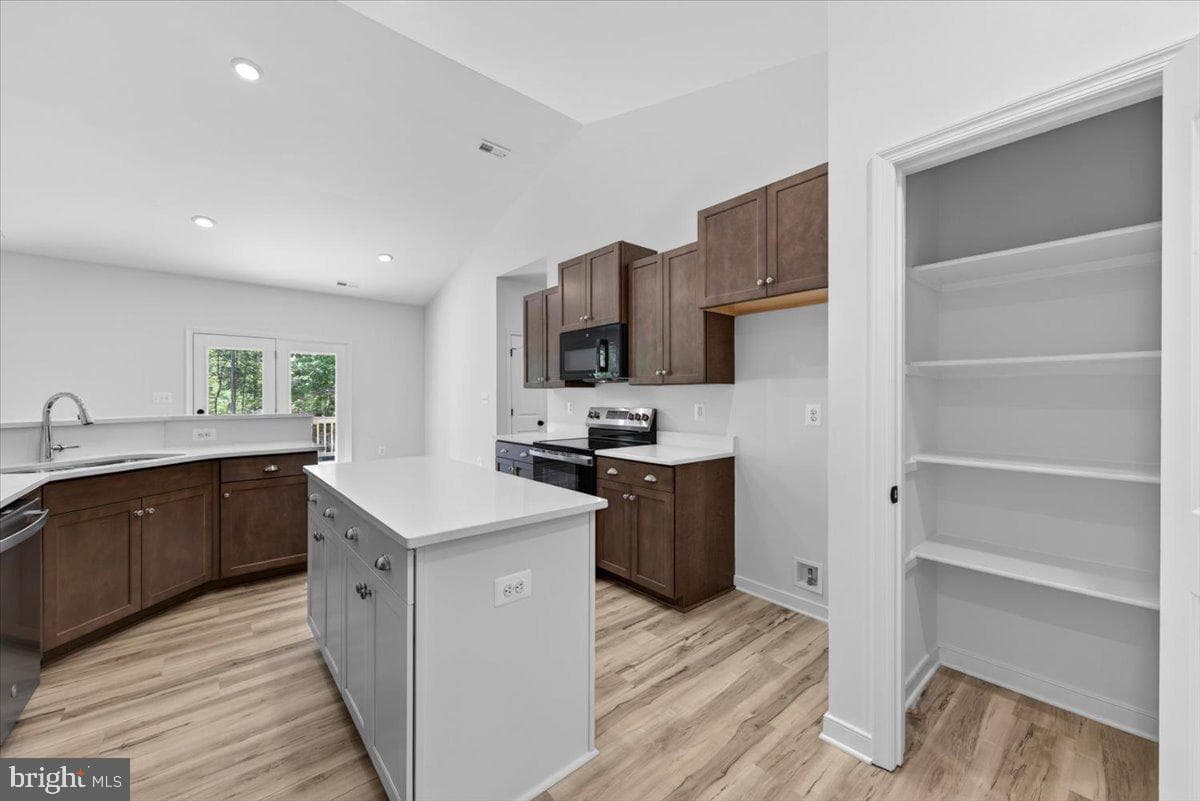 615 Traveller St photo 53