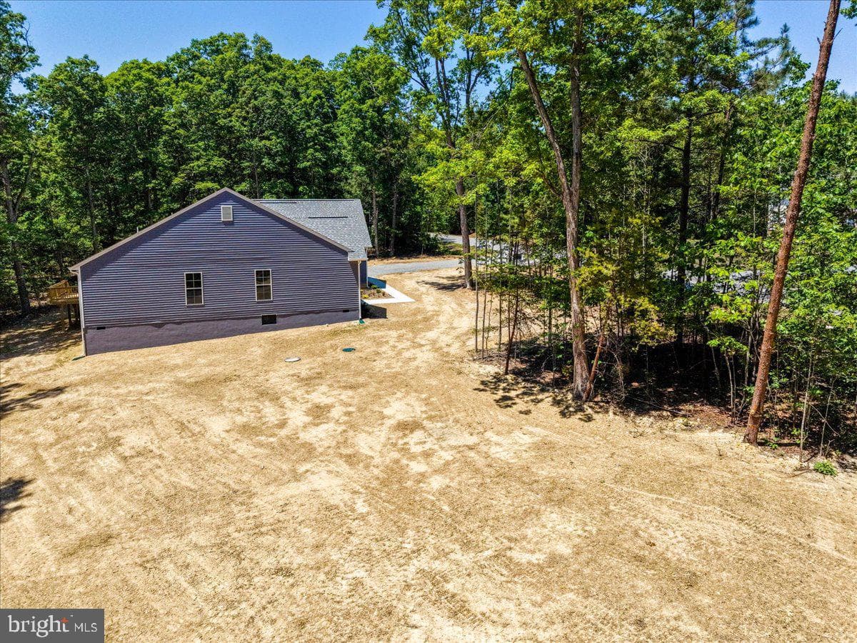 615 Traveller St photo 93