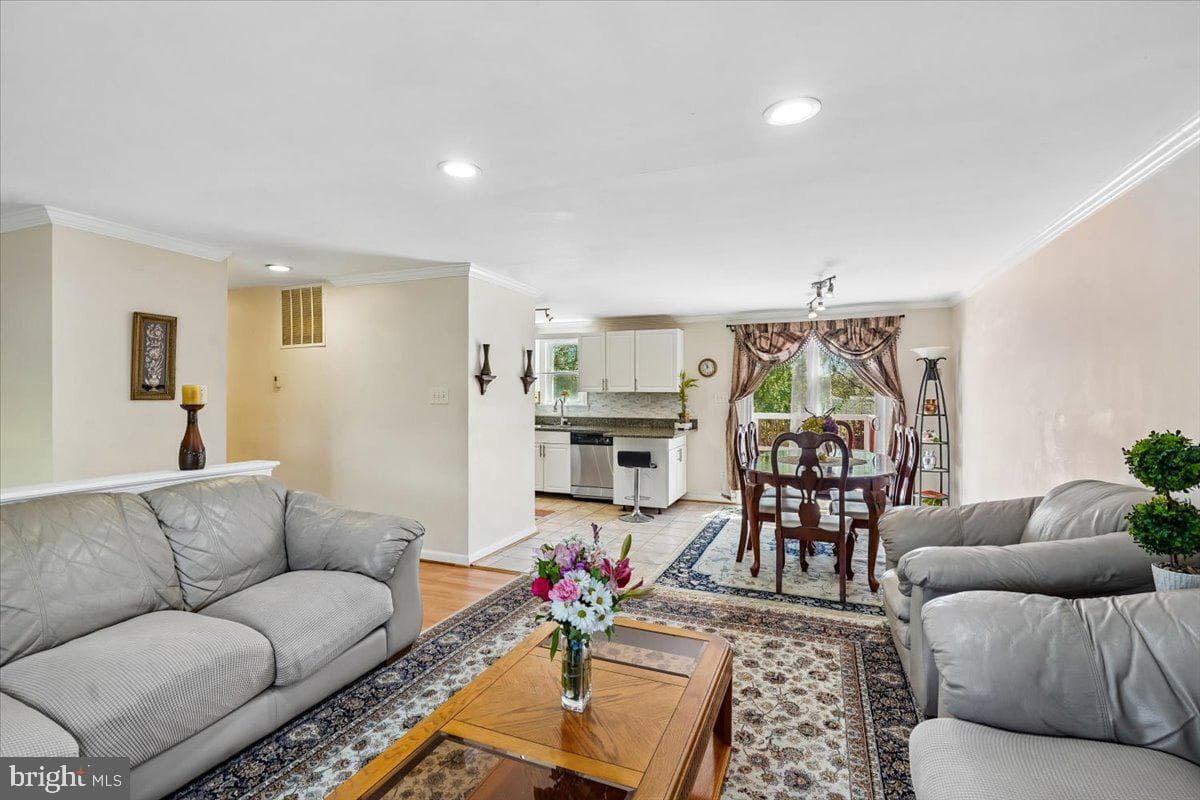 712 N Sterling Boulevard photo 7