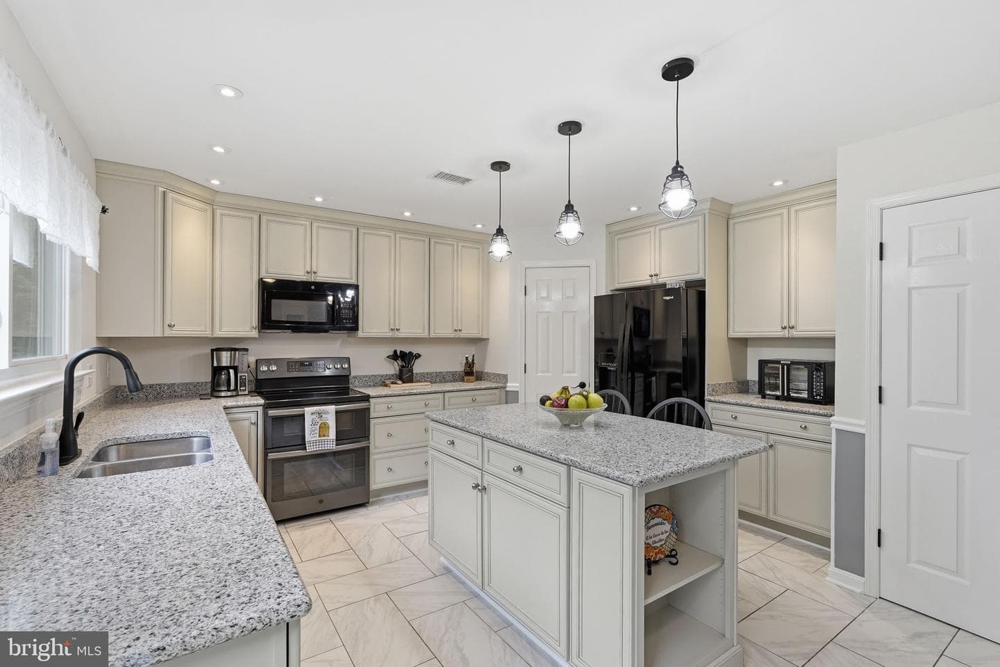 17241 Pickwick Drive photo 4