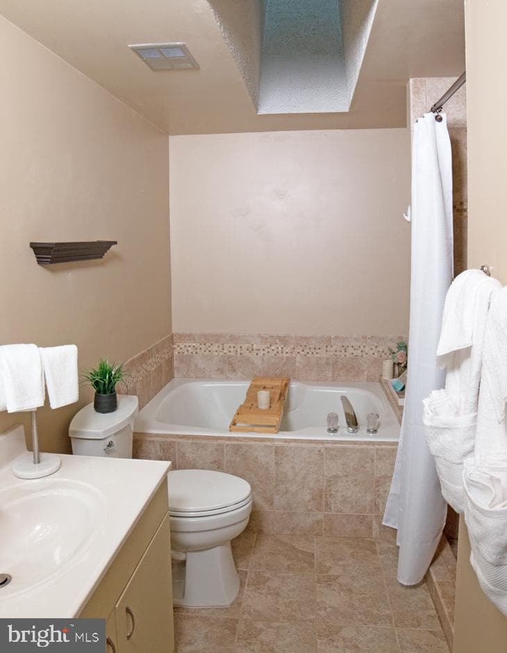 21186 Vineland Square photo 16