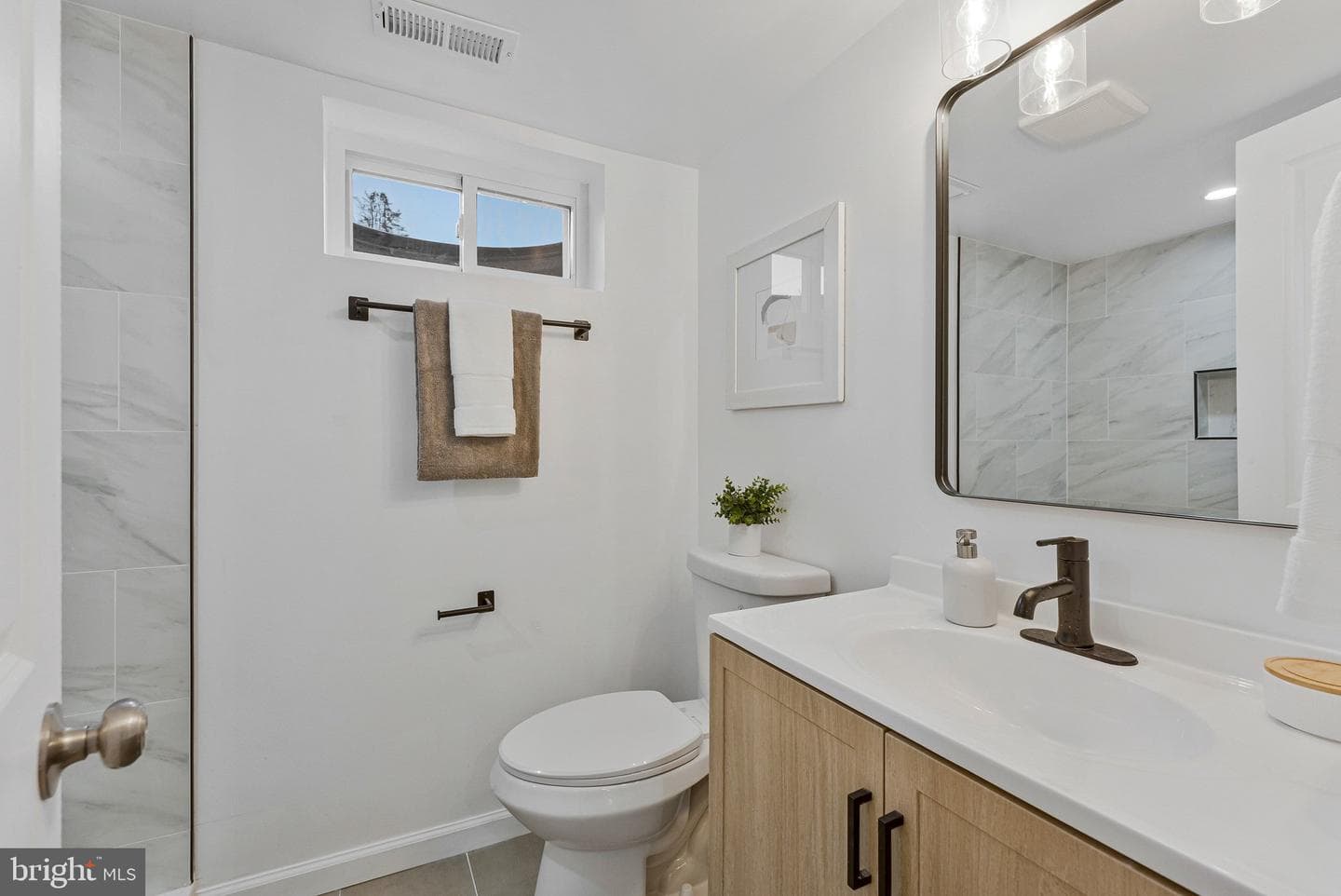 450 E E Street photo 21