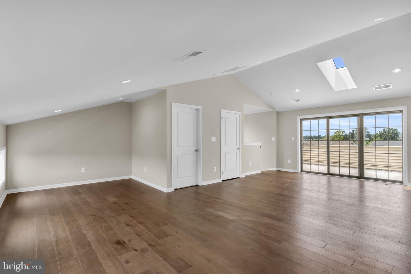 22515 Naugatuck Square photo 32