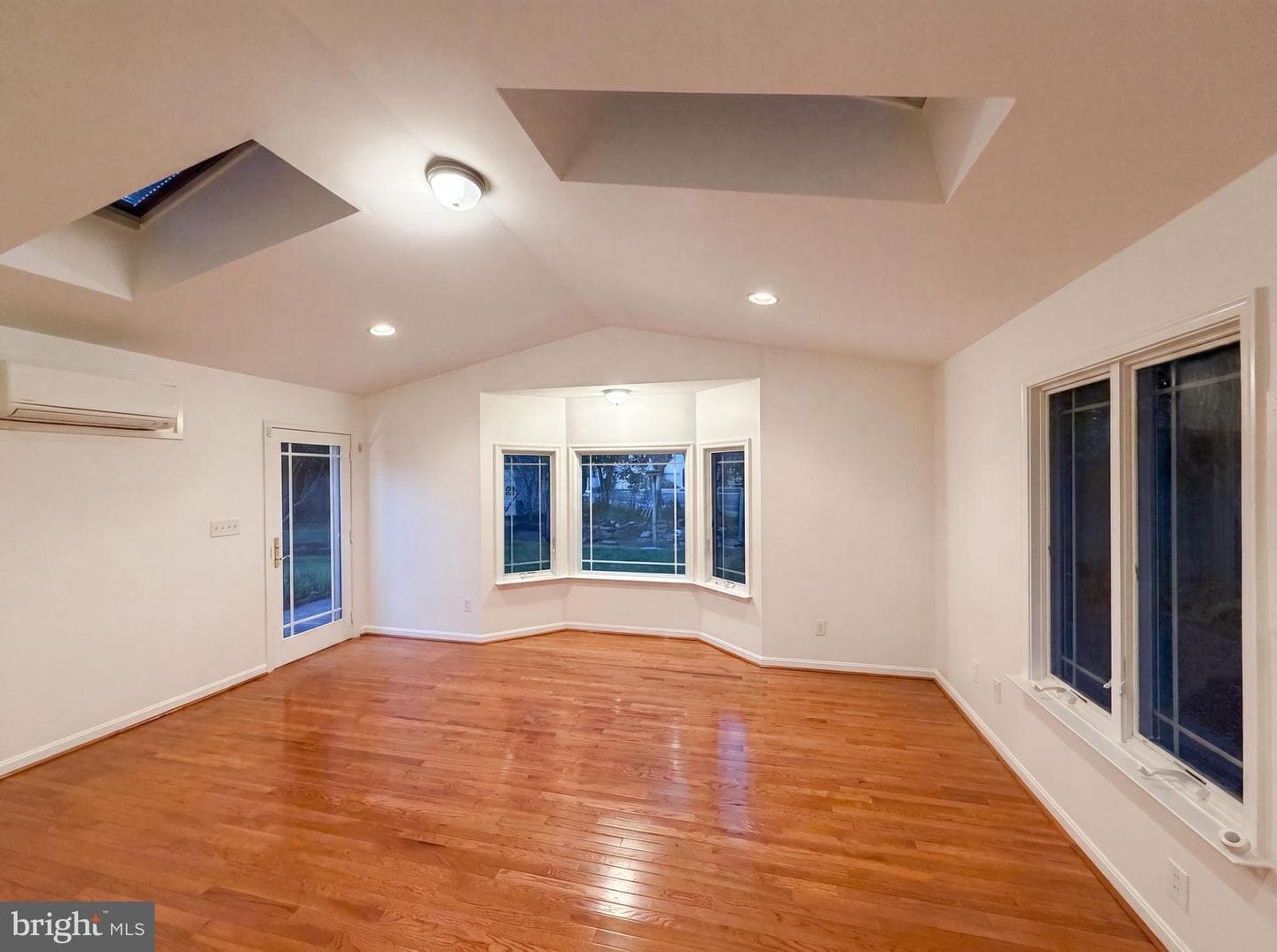 8947 Rosewood Street photo 3