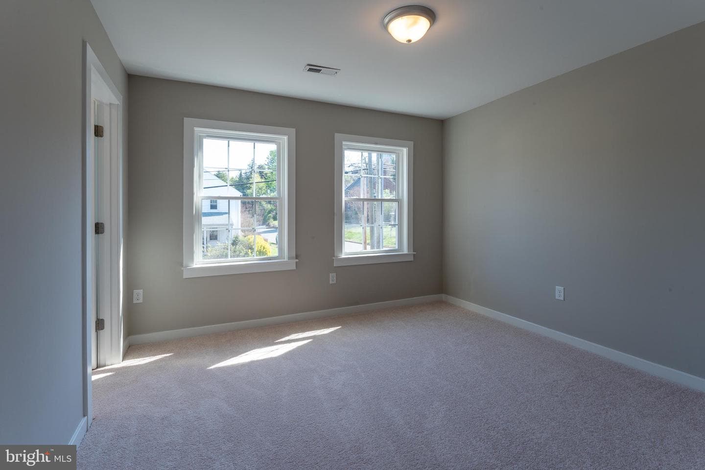 136 S Almond Street photo 32