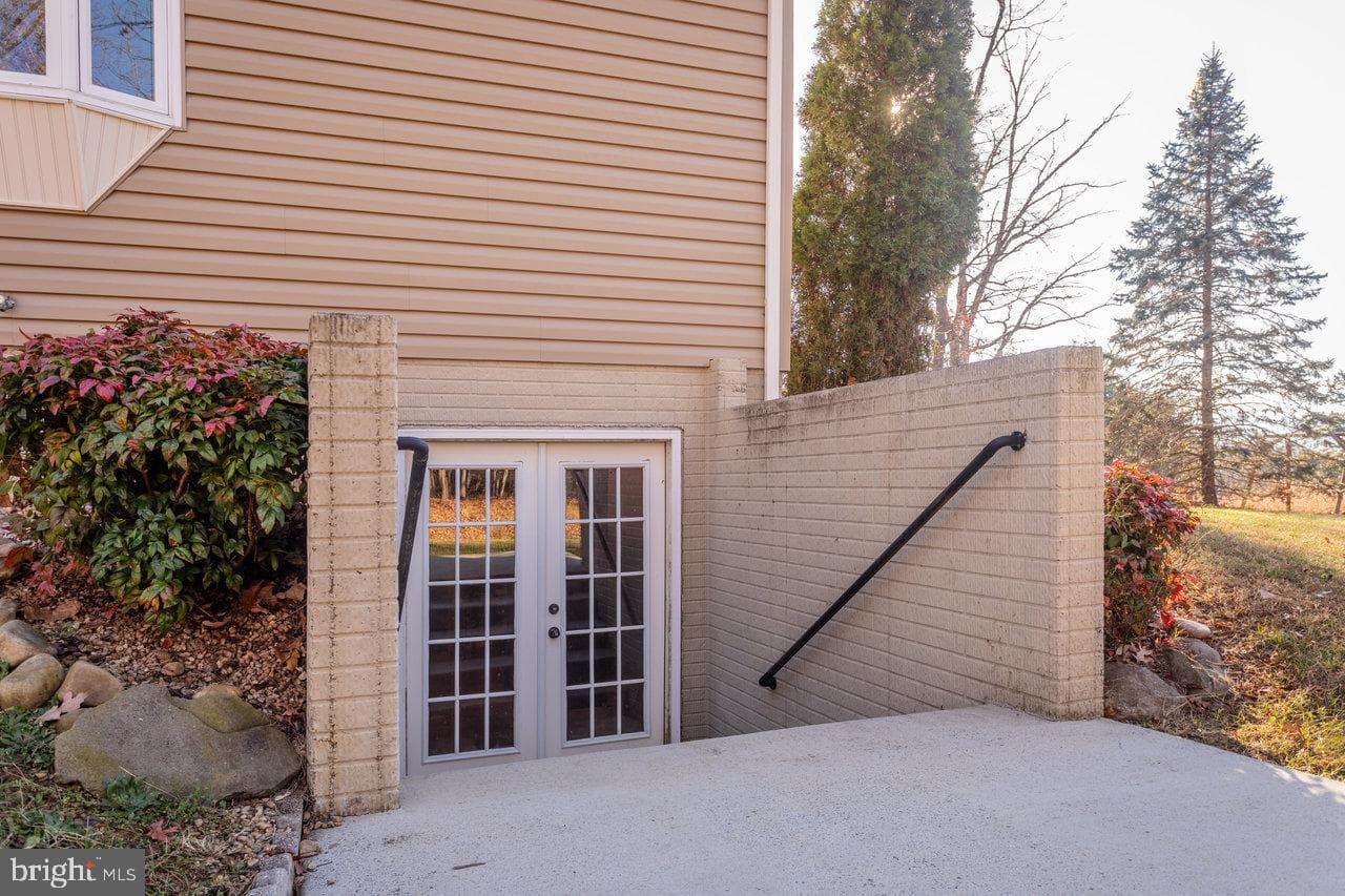 987 Riverside Drive photo 73