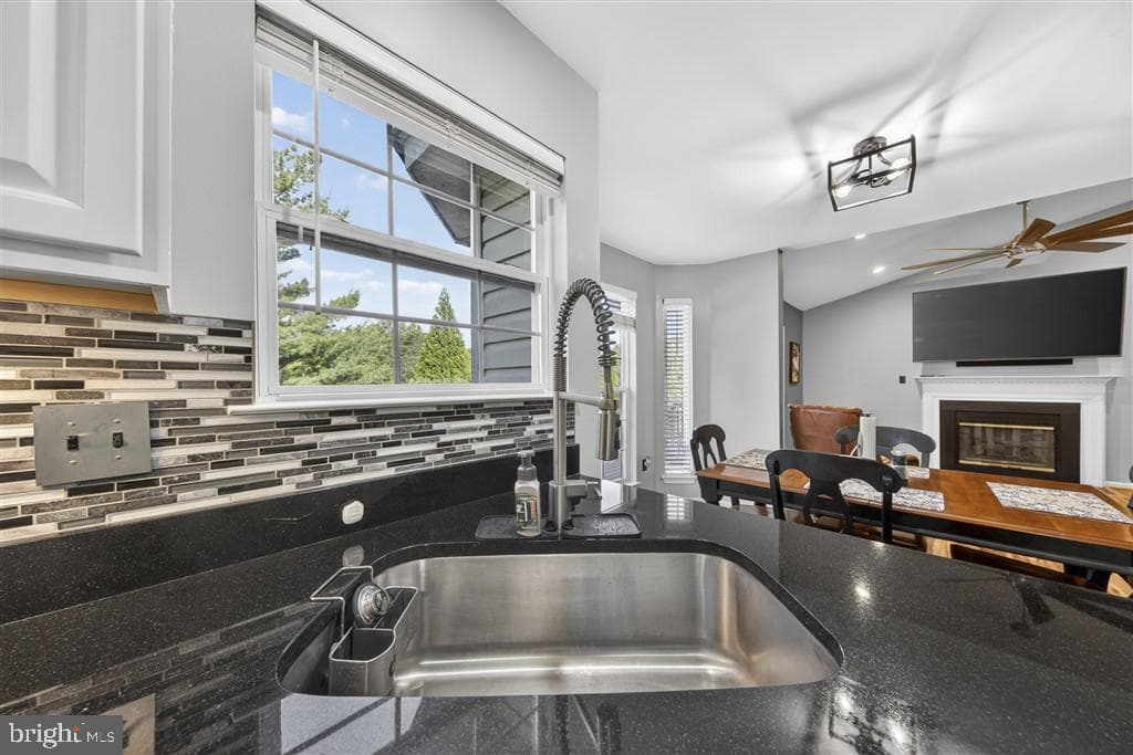 13802 Mapledale Avenue photo 9