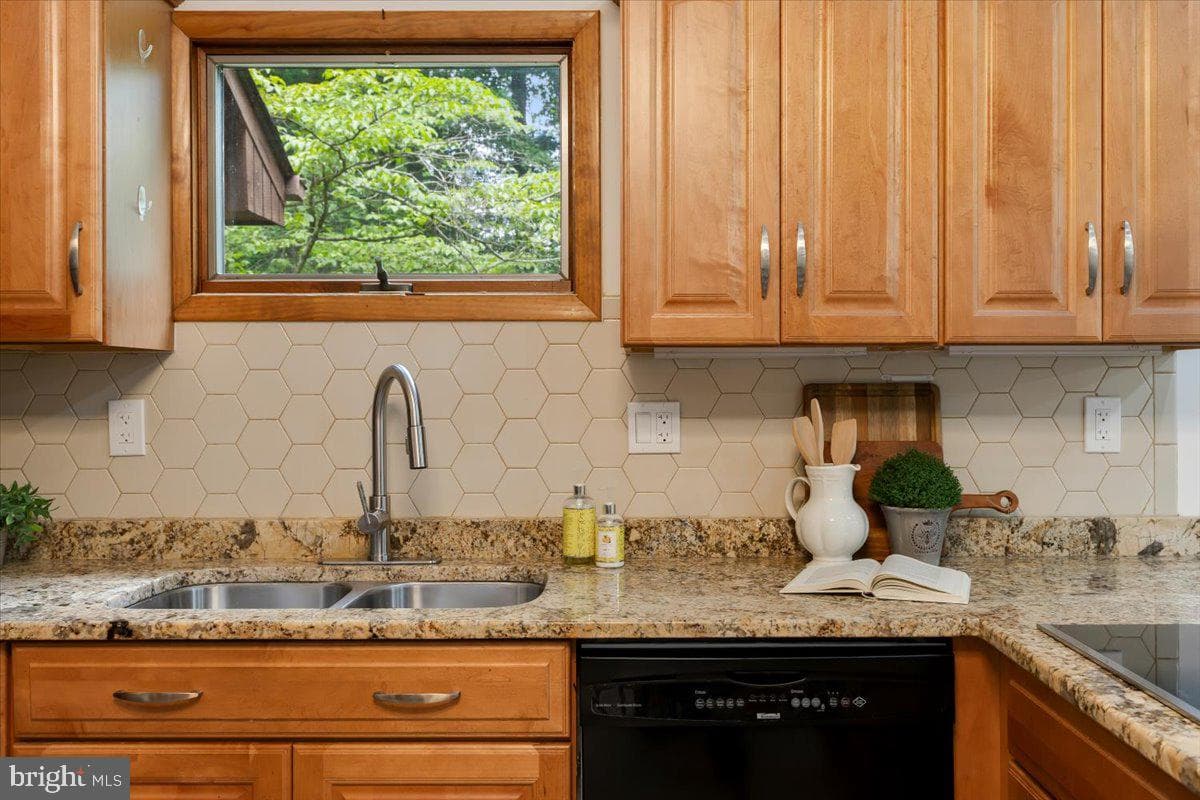 12212 Woodlark Court photo 17
