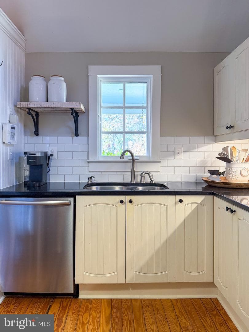 560 Richmond Road photo 24