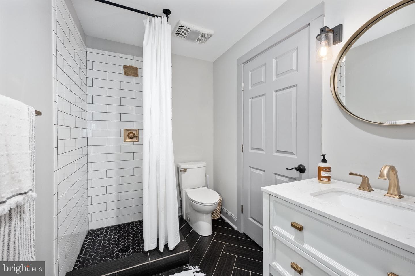 560 Richmond Road photo 84