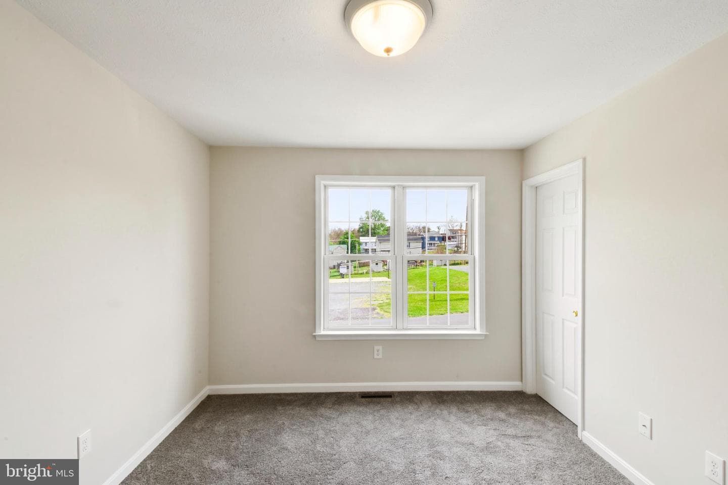 577 Ash Street photo 9