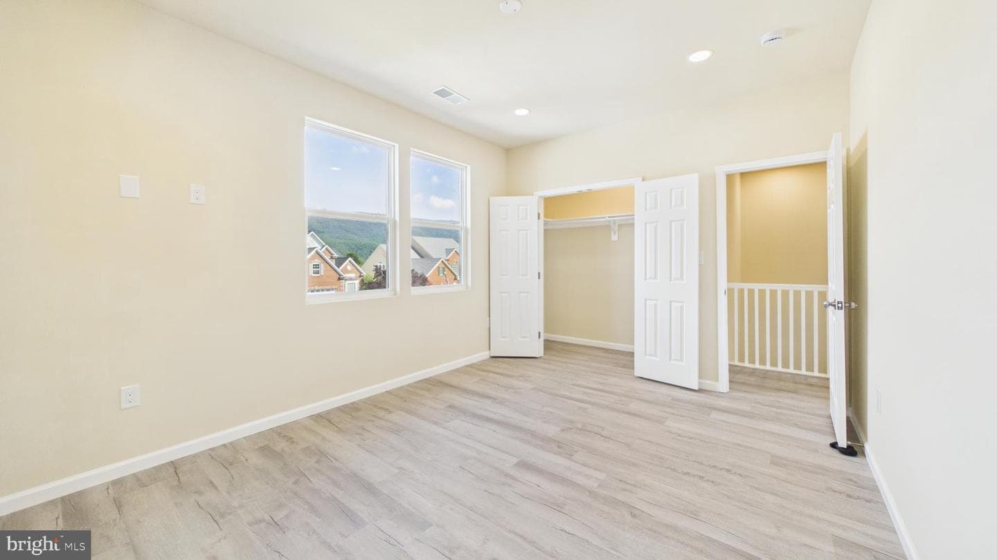 211 211 Princess Caroline Court photo 36