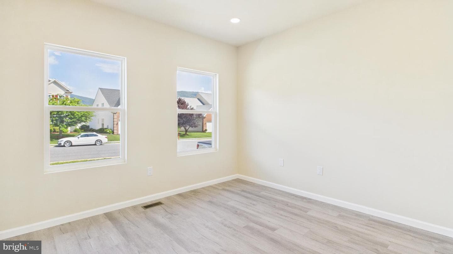 211 211 Princess Caroline Court photo 4