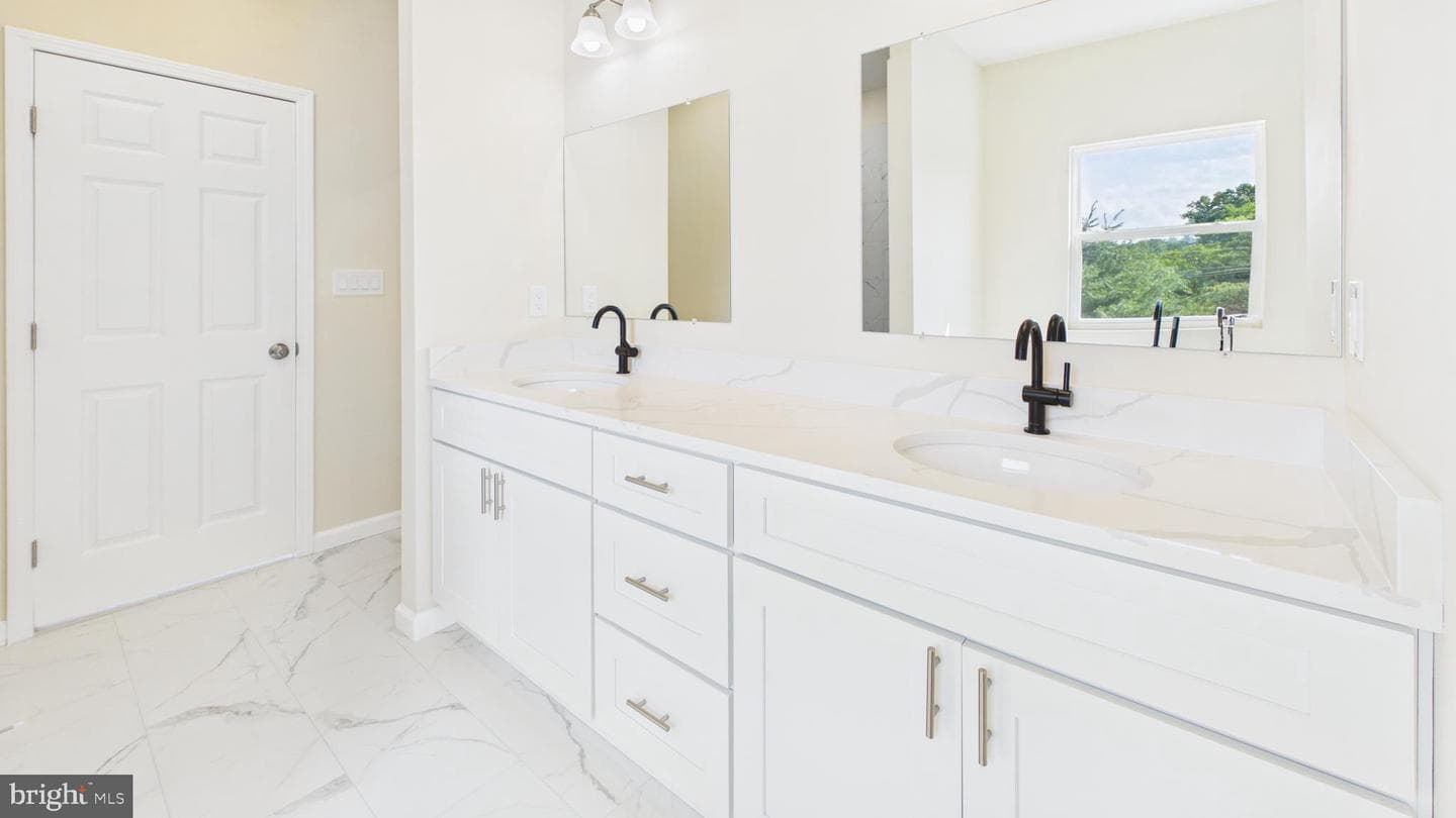 211 211 Princess Caroline Court photo 58