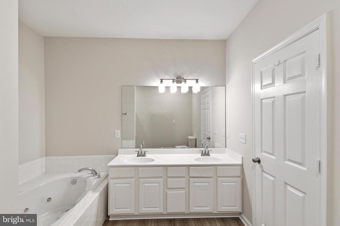7112 Radford photo 17