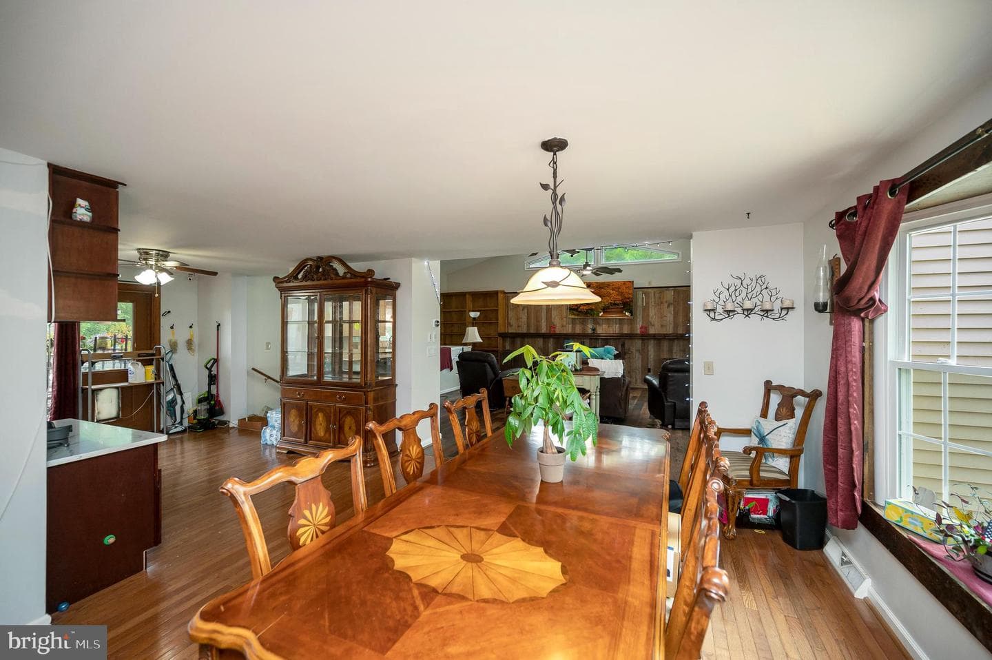 8908 Jennings Lane photo 15