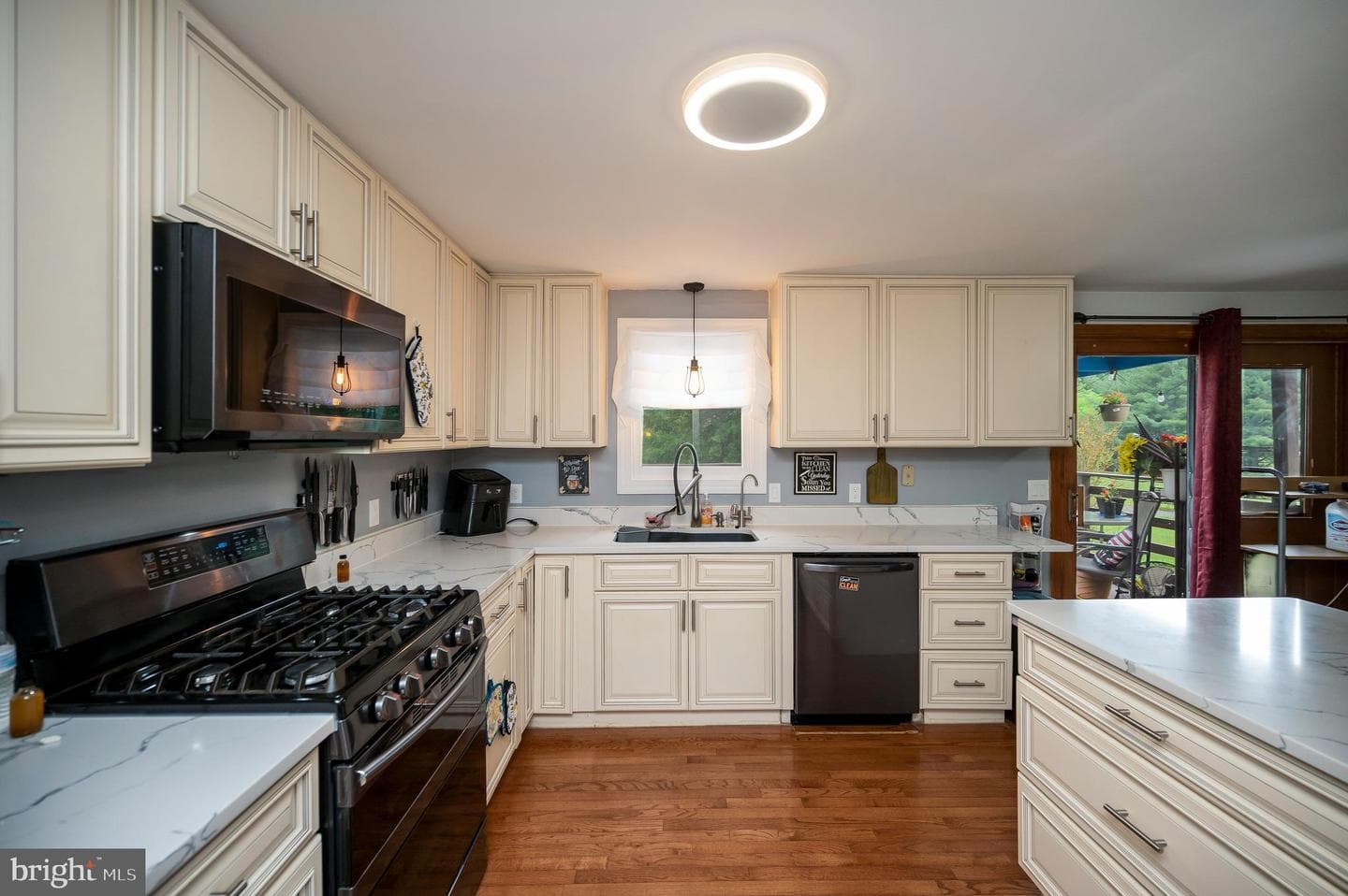 8908 Jennings Lane photo 21