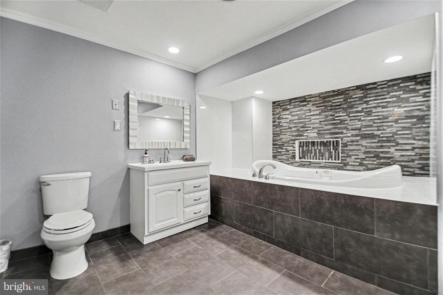 2030 Victoria Drive photo 17
