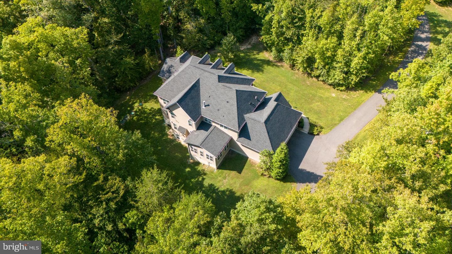 425 Wakerobin Drive photo 135