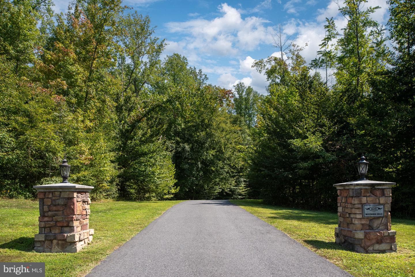 425 Wakerobin Drive photo 4