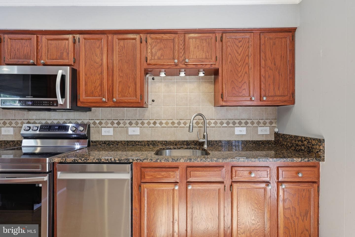 33 Bryant Boulevard photo 5