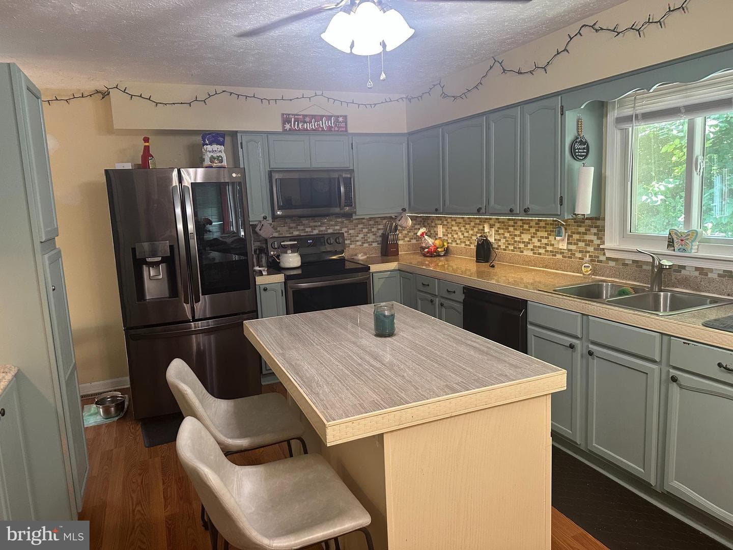 440 Bluebird Way photo 3